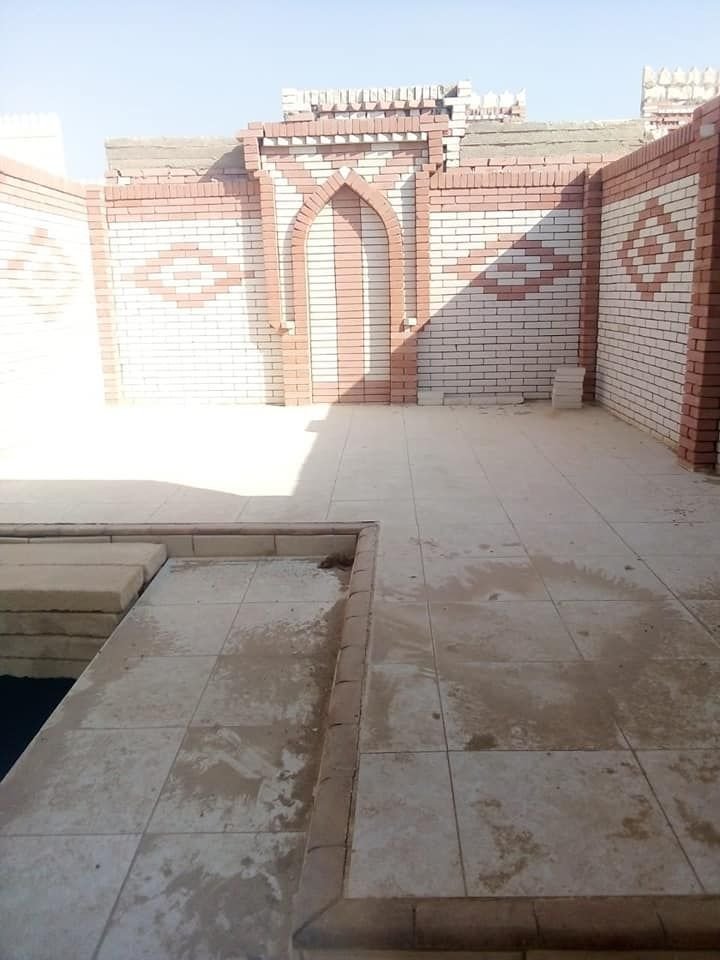 الرحمن لبيع المقابر والمدافن أثناء تجهيز حوش على طريق العين السخنة